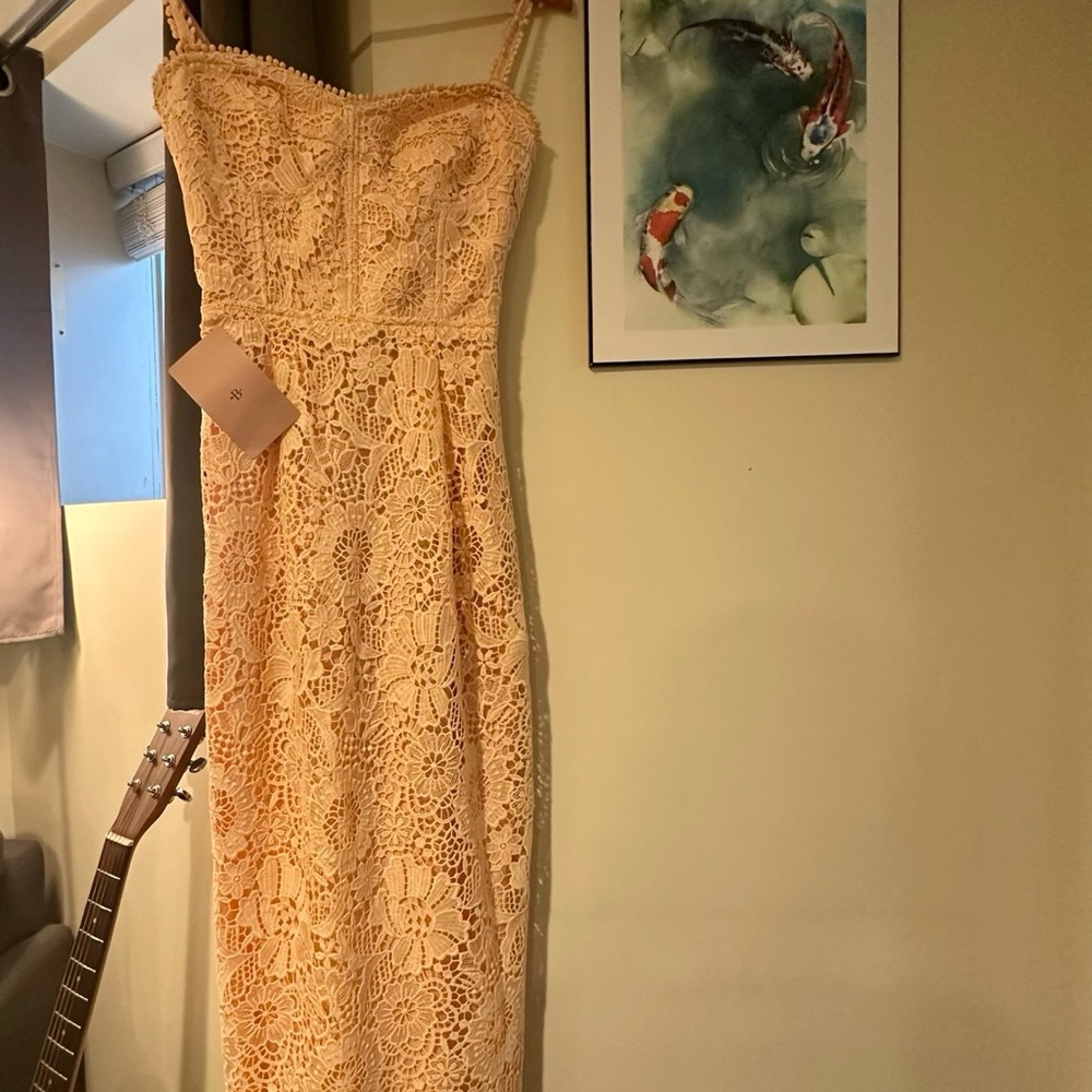 Chic Lace Midi Dress in Cream